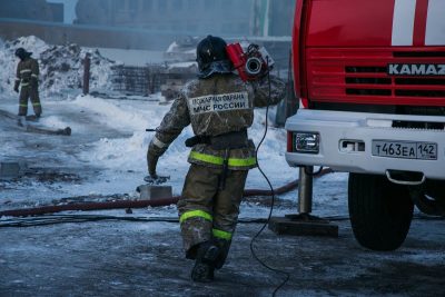 В Кузбассе спасатели вывели из горящего дома восемь человек