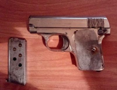 Кемеровчанка случайно нашла пистолет «Браунинг» 1906 года выпуска
