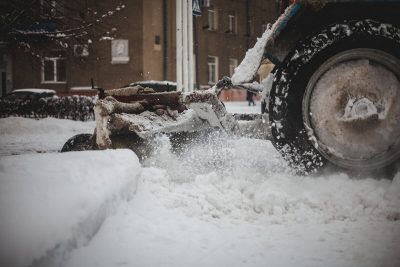 В Кузбассе более 1 000 дорожников очищают трассы от снега