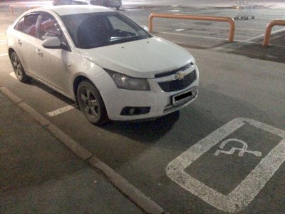 В Кемерове два водителя получили крупные штрафы за парковку на местах для инвалидов