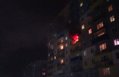 В Белове при пожаре в многоэтажке спасли четырёх человек, в том числе двоих детей