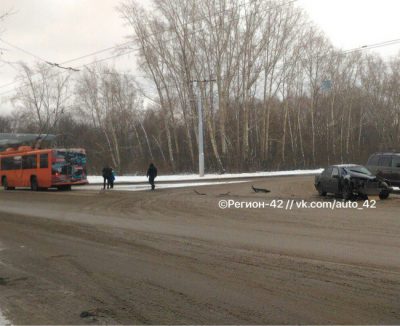 В Кемерове в районе «Азота» столкнулись  Mercedes-Benz и троллейбус