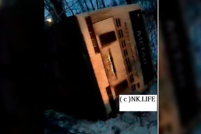 В Кузбассе в ДТП с перевёрнутым пассажирским автобусом пострадали два человека