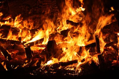 Ночью на складе в Новокузнецке сгорело 200 «квадратов» стройматериалов