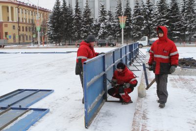 В Кемерове на площади Советов завершают установку хоккейной коробки
