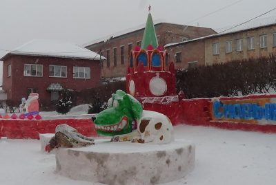 Кемеровские осужденные построили в колонии Кремль из снега