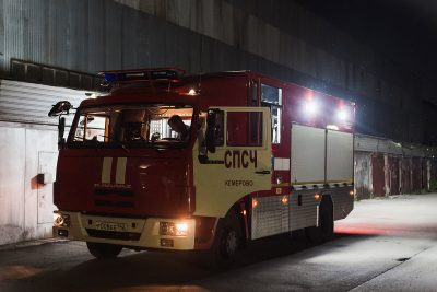 В Кузбассе спасатели эвакуировали из двух горящих пятиэтажек 34 человека, в том числе 14 детей