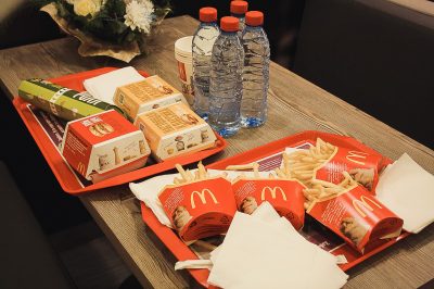 В нескольких ресторанах «Макдоналдс» в Москве появились официанты