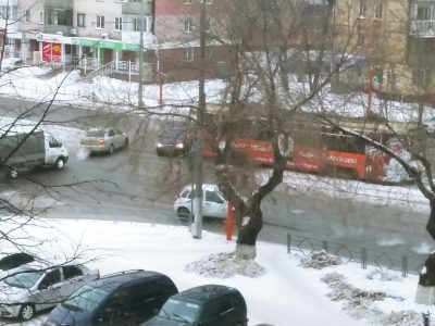 В Кемерове трамвай протаранил автомобиль такси