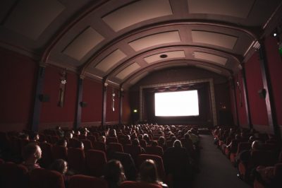 В России слабовидящие люди смогут смотреть фильмы в кинотеатрах