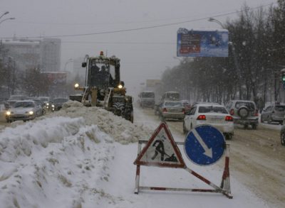Дороги Кузбасса от снега очищают 2,1 тысячи человек