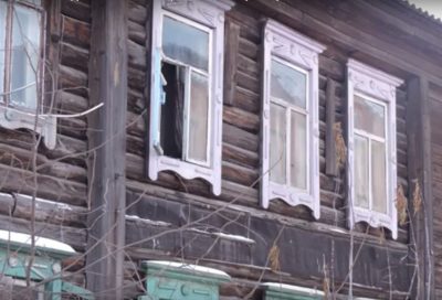 В Кузбассе полицейские на руках вынесли мужчину из горящего дома