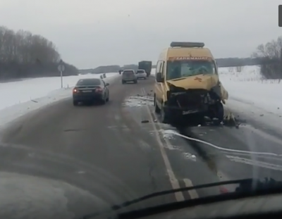 Последствия столкновения трактора и скорой помощи в Кузбассе сняли на видео