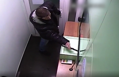 Видео: в кузбасском банке задержали вооружённого ножом мужчину