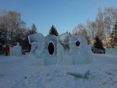 Строительство ледового городка на бульваре Строителей в Кемерове завершено