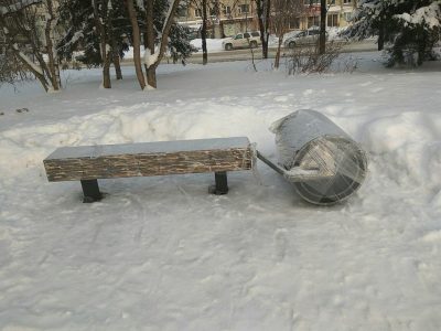 В Кемерове на бульваре Строителей установили диваны-«валики»