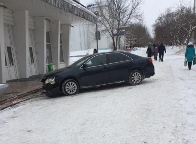 В Кемерове водитель Toyota снёс дорожный знак и сбил пенсионерку