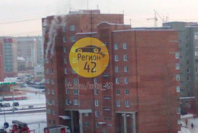 В Кемерове горит квартира в многоэтажном доме