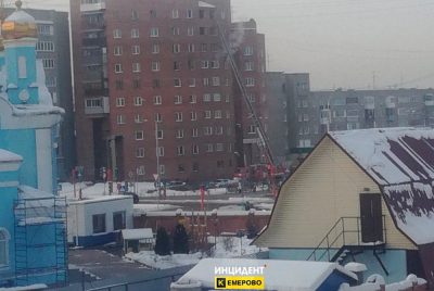 В Кемерове из горящей многоэтажки эвакуировали 10 человек, в том числе четверых детей