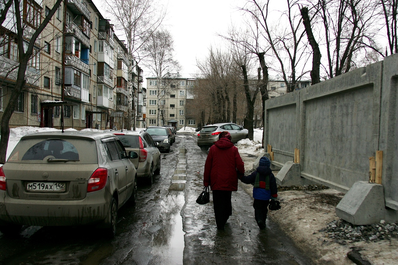 По свидетельству очевидцев из подъезда. Бунт жильцов дома. Светильник во дворе ЖКХ.