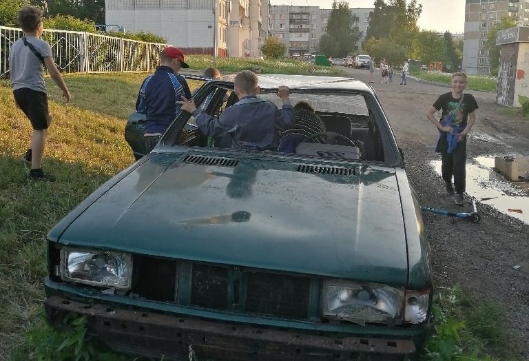 Вандалы разбили авто 2022. Фото разбитой вандалами машины. Разбитая машина на крыше. Ребенок разбил машину