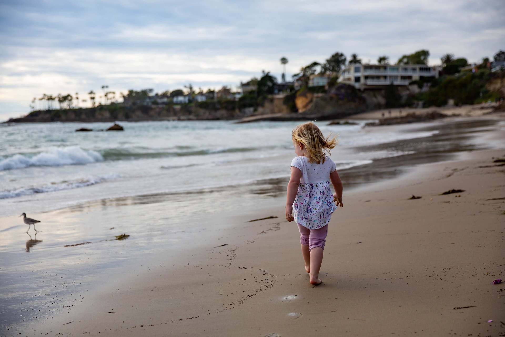 Beach walk. Полные дети на море. Дети , затерявшиеся в море моря. Пески девочек. Белое море пляж люди.