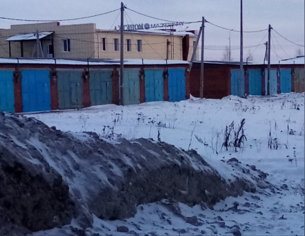 Суровое развлечение для суровых детей: жительницу Кузбасса возмутила горка из чёрного снега