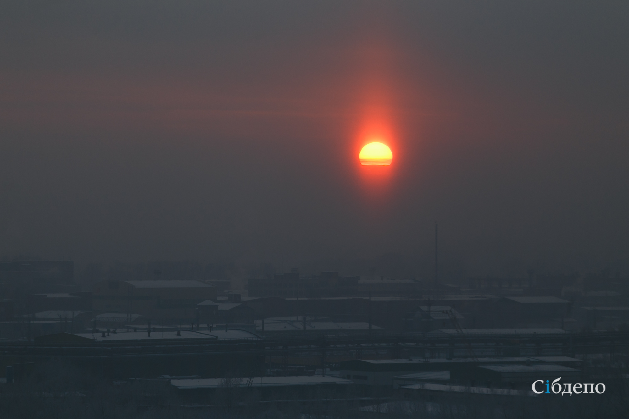 Солнце в дымке: один день из жизни зимнего Кемерова