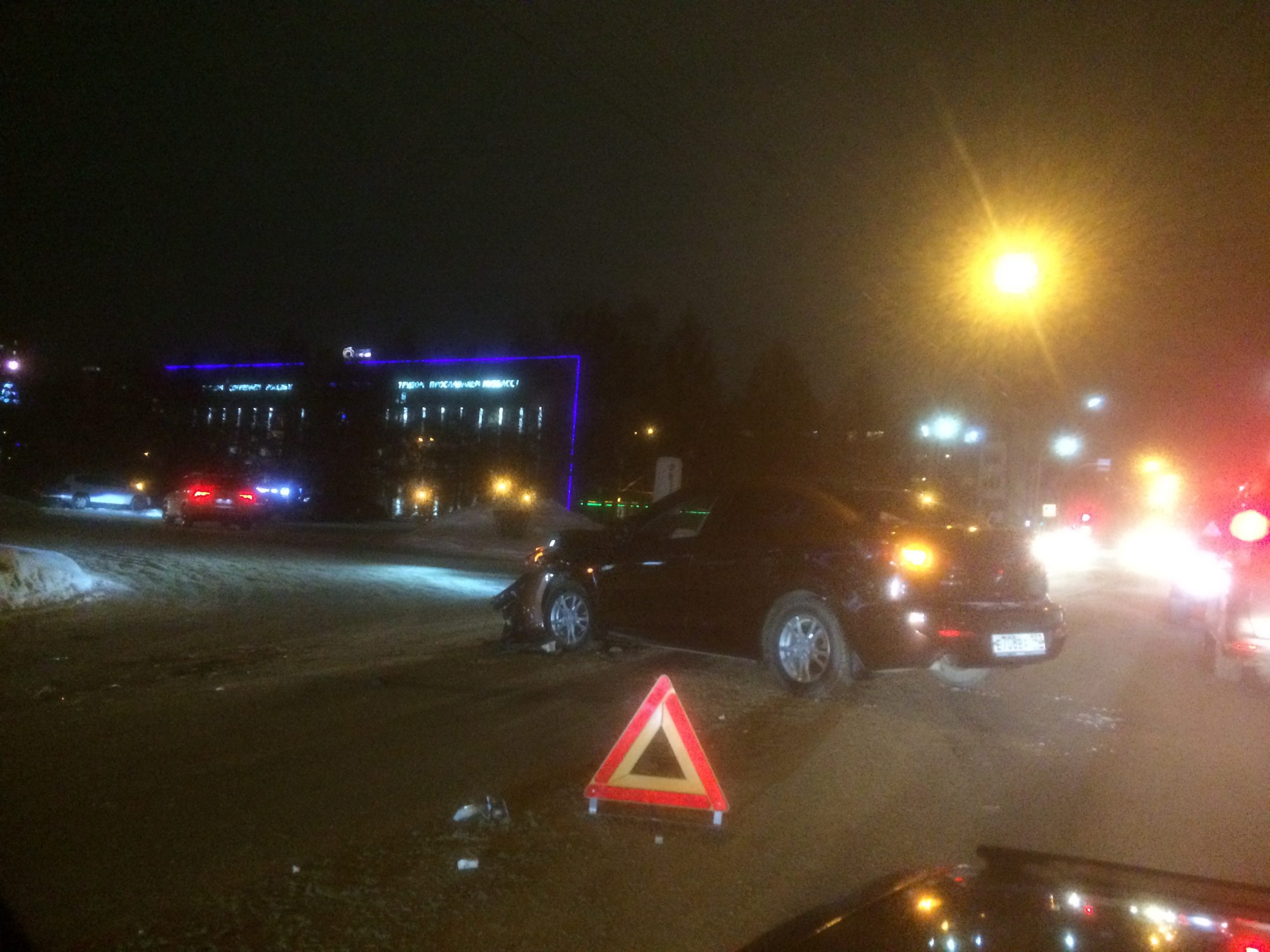 Фото: в аварии в центре Кемерова разворотило машину
