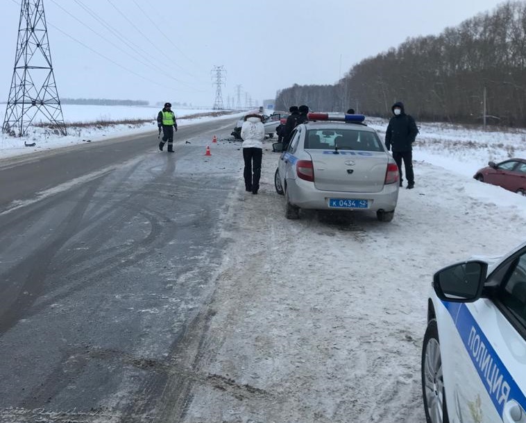 Четверо пострадавших и двое погибших: подробности жуткой аварии в Кузбассе