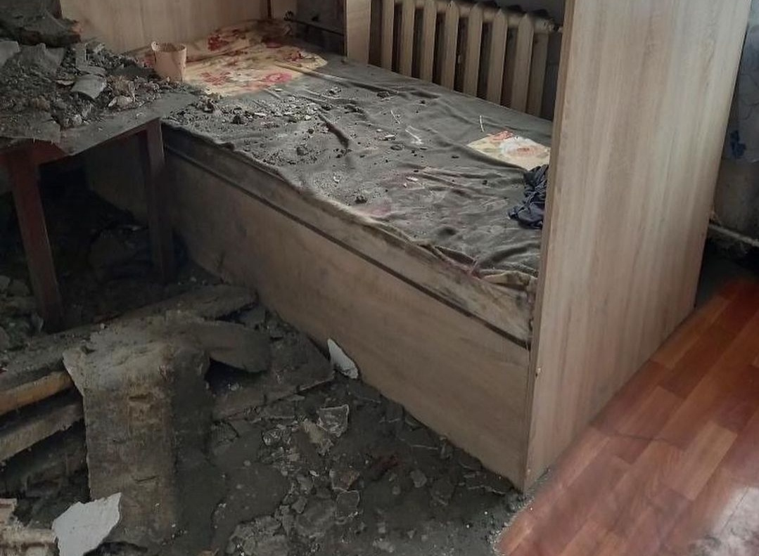Кемеровчане боялись, что потолок рухнет на голову: он упал через месяц