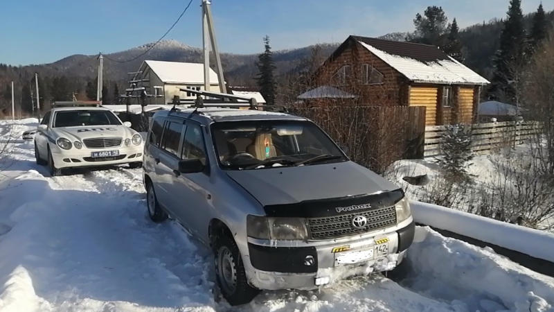 В Кузбассе подросток угнал машину и увяз в снегу