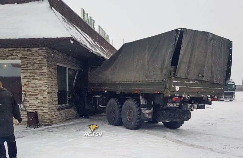 Военные объяснили, почему их грузовик протаранил кафе на трассе Новосибирск — Кемерово