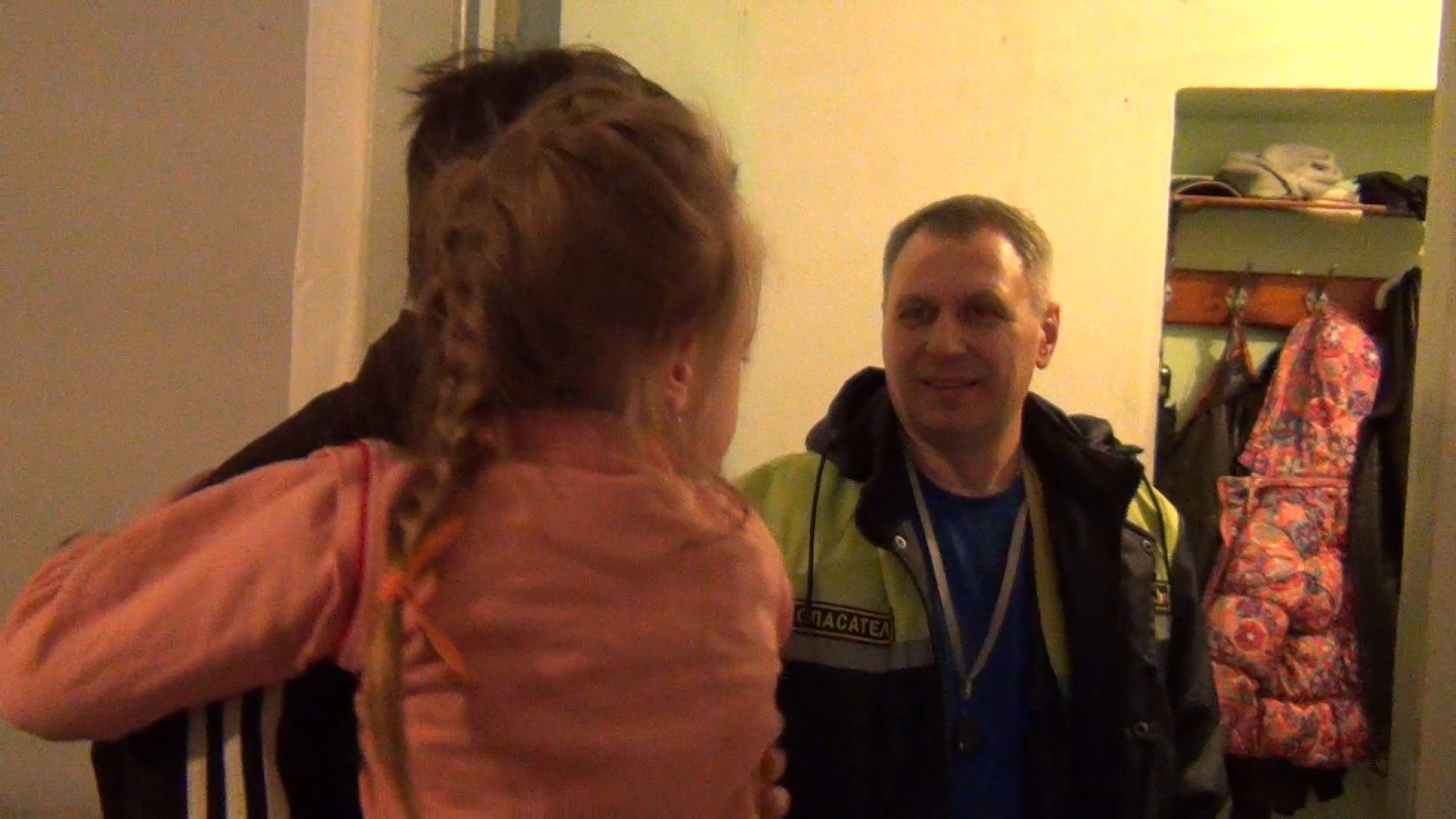 В Кемерове спасатели помогли родителям малыша, закрытого в квартире