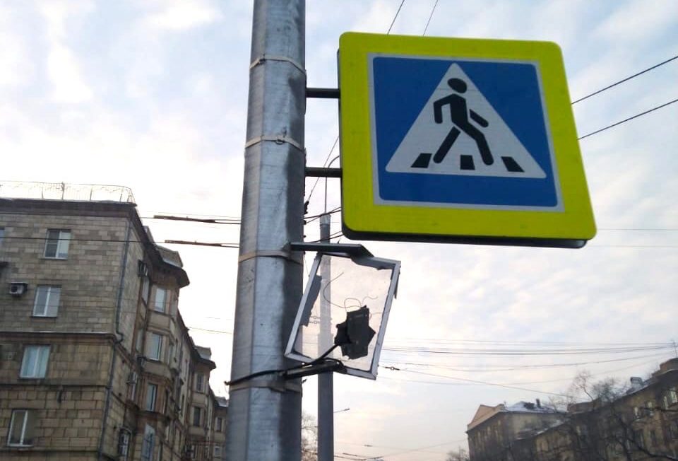 «Тут псих орудует»: в Новокузнецке ночью вандал уничтожил светофоры