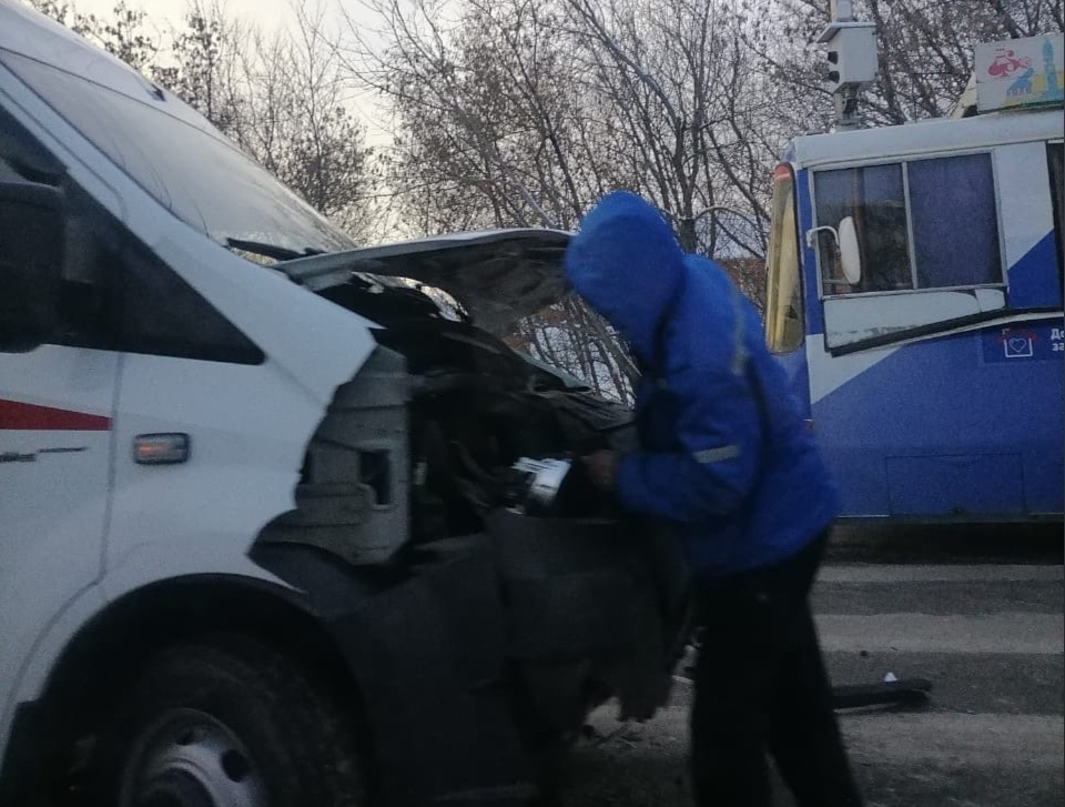 Мост заблокирован, огромная пробка: в Кемерове машина скорой помощи попала в жёсткое ДТП