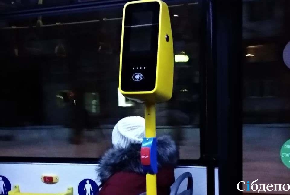 Видео: в Новокузнецке женщина выбила зубы в новом автобусе