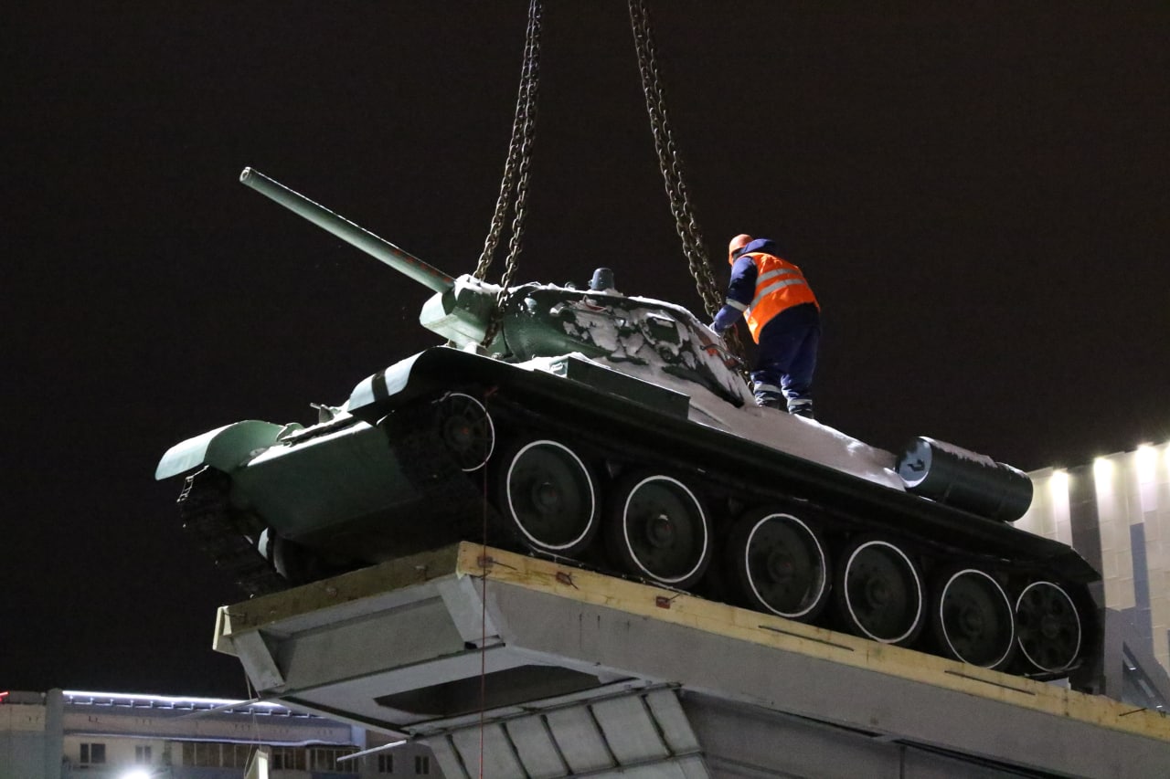 В Кемерове легендарный Т-34 установили у кадетского училища