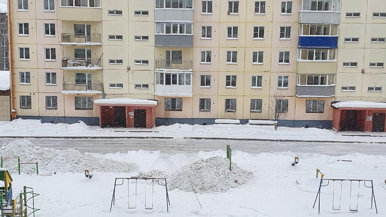 В Междуреченске председатель дома закидала снегом детскую площадку, чтобы спасти подъезды