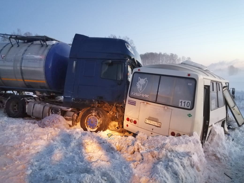Один погиб и девять ранены: на трассе в Сибири столкнулись автобус и бензовоз