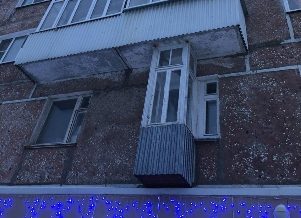 В Новокузнецке местные жители сделали уникальный самодельный балкон