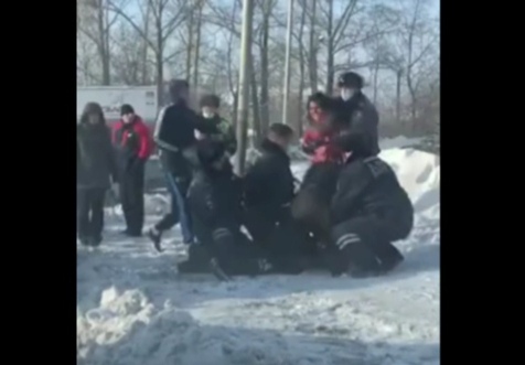 Видео: в Кузбассе водители устроили драку с ДПС