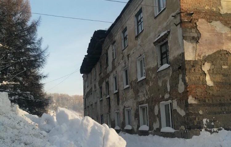 Крыши двух жилых домов рухнули в Новокузнецке из-за снега