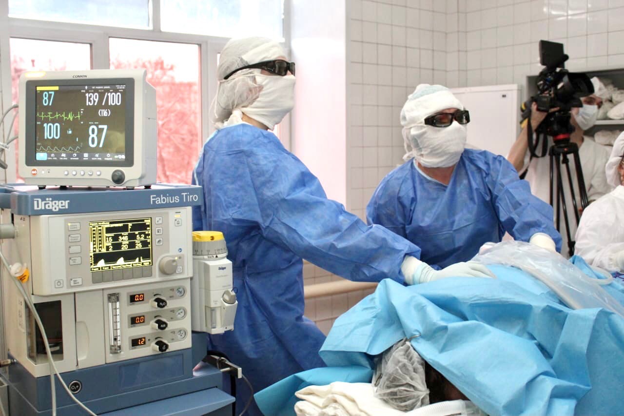 В Новокузнецке хирурги впервые проводят уникальные операции в 3 D-очках