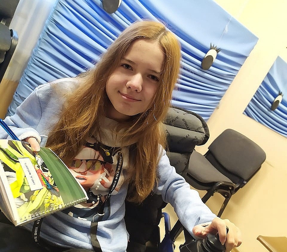 «У меня появятся новые возможности»: в Кузбассе девочка с редким генетическим заболеванием стала популярным блогером