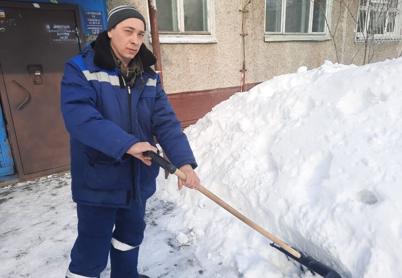 Человек из кемерово. Уборка снега Кемерово дворники. Найти работу дворник в Кемерово. Помощник по хазаества снега уборщик садовник Истра 2022 годы. Квартира для дворников в Кемерово.