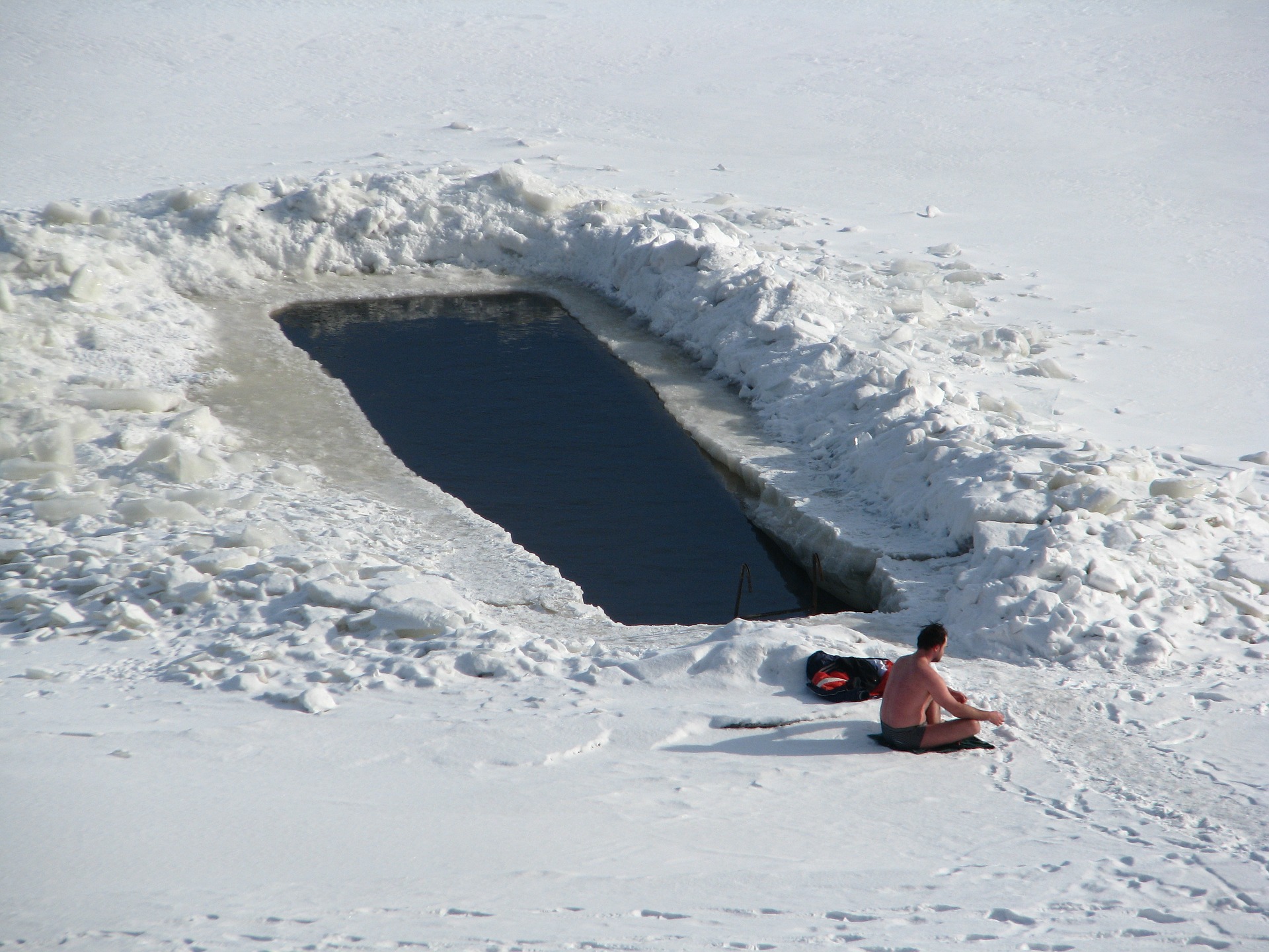 Обнажённые кузбассовцы преодолеют дистанцию бегом, на лыжах и вплавь в последний день зимы