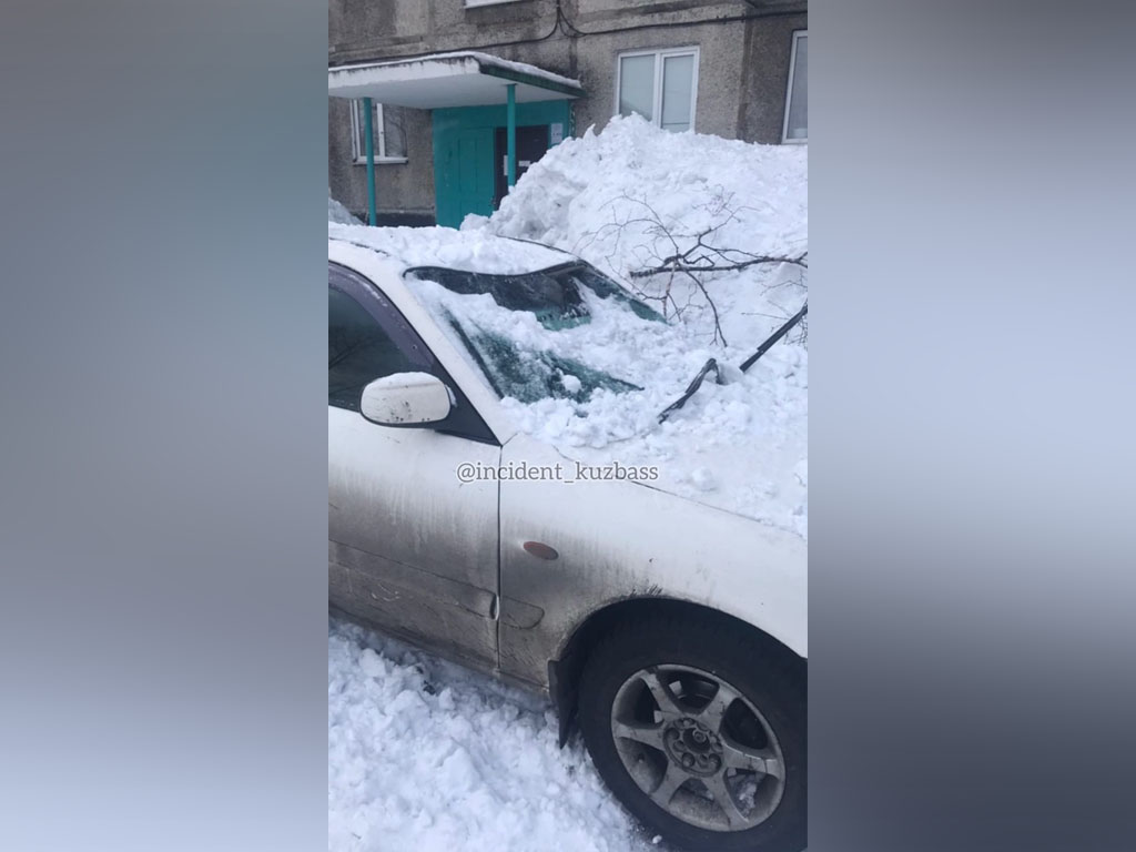 В Берёзовском несколько машин раздавило снегом • 11.03.2021 • Новости •  Сибдепо