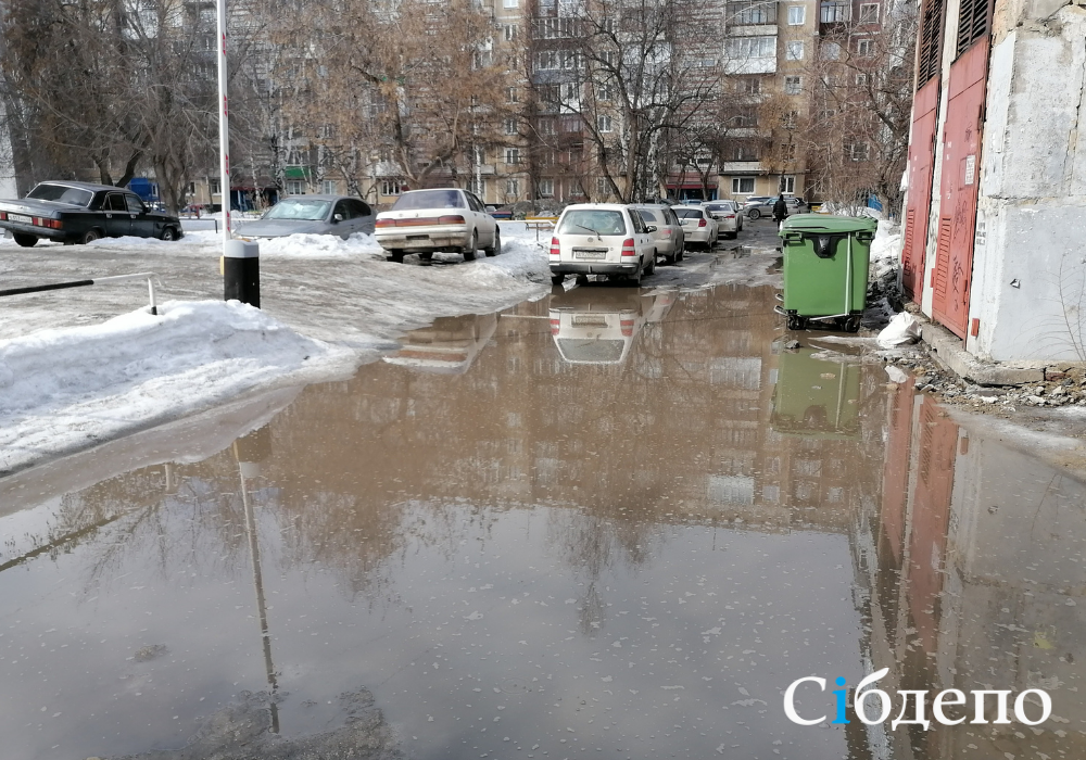 Малой поплыл. Лужа в Новокузнецке. Машина тонет в луже. Поплыли Новокузнецк. Март в Новокузнецке.