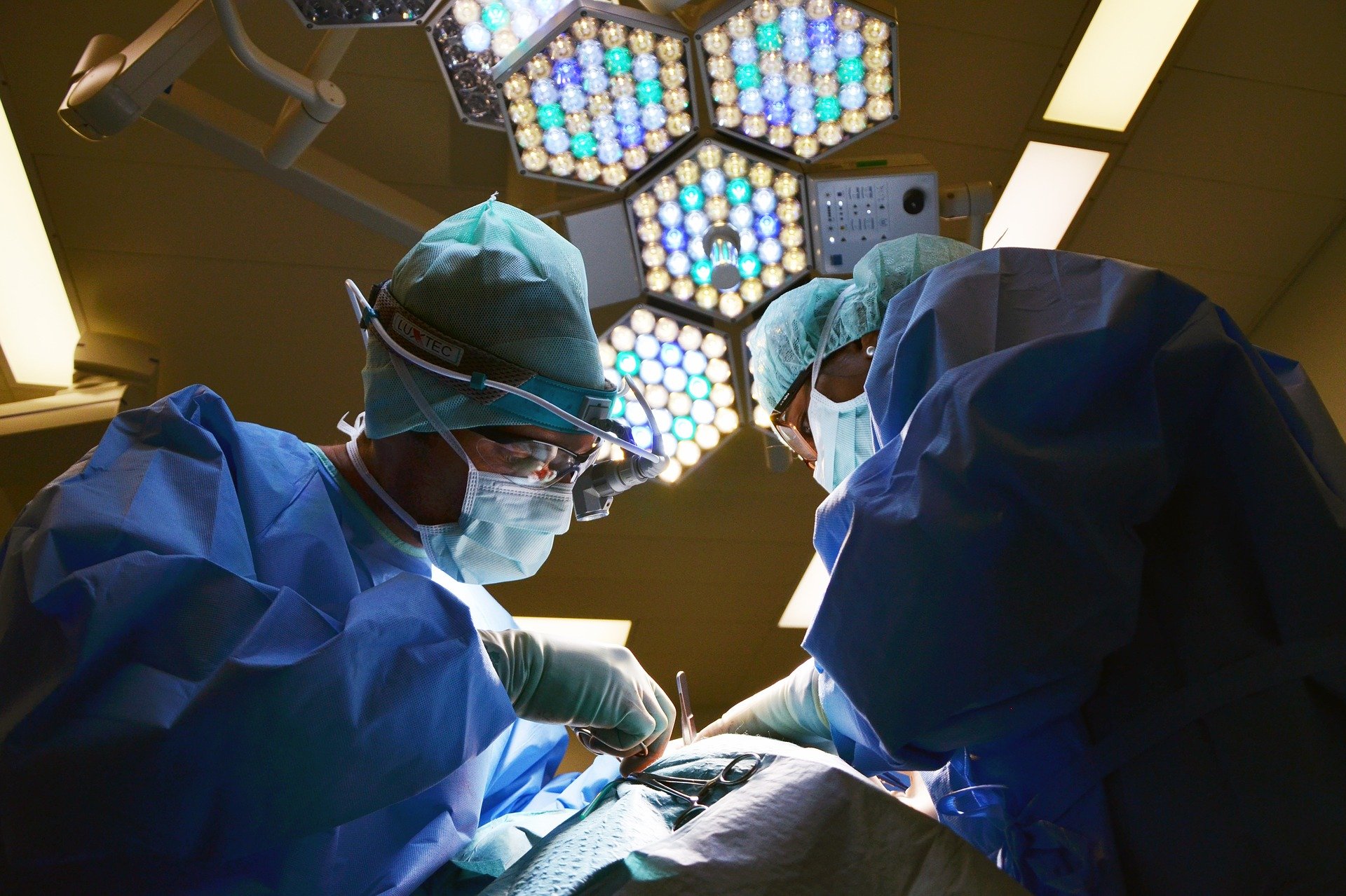 «Операционная…ни с чем не рифмуется»: между спасением жизней врач из Кузбасса пишет стихи